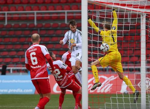 (Foto: PIX/M.Ruffler) Pascal Sohm köpft zur Führung für den SV Waldhof ein. dc 220122 82681 Copy