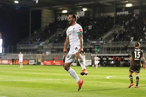 (Foto: PIX/M.Ruffler) Dennis Diekmeier bejubelt den Treffer zum 1:0 la 021020 502478 Copy