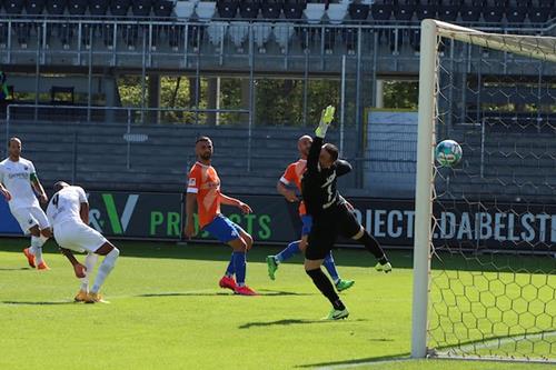 (Foto: PIX/M.Ruffler) Keita-Ruel (2.v.l.) erzielt das 1:1 - sein erster von drei Treffern la 190920 499237 Copy