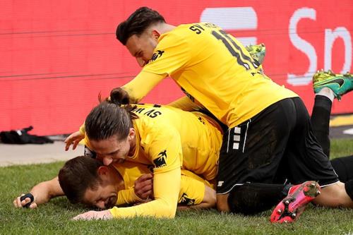 (Foto: PIX/Ruffler) Sulejmani und Ferati begraben den Siegtorschützen, Marko Schuster, unter sich. mh 220220 461001 Copy