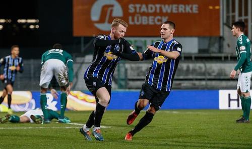 (Foto: PIX/M.Ruffler) Torschütze Martinovic (links) und Vorbereiter Schuster mt 130121 541551 Copy