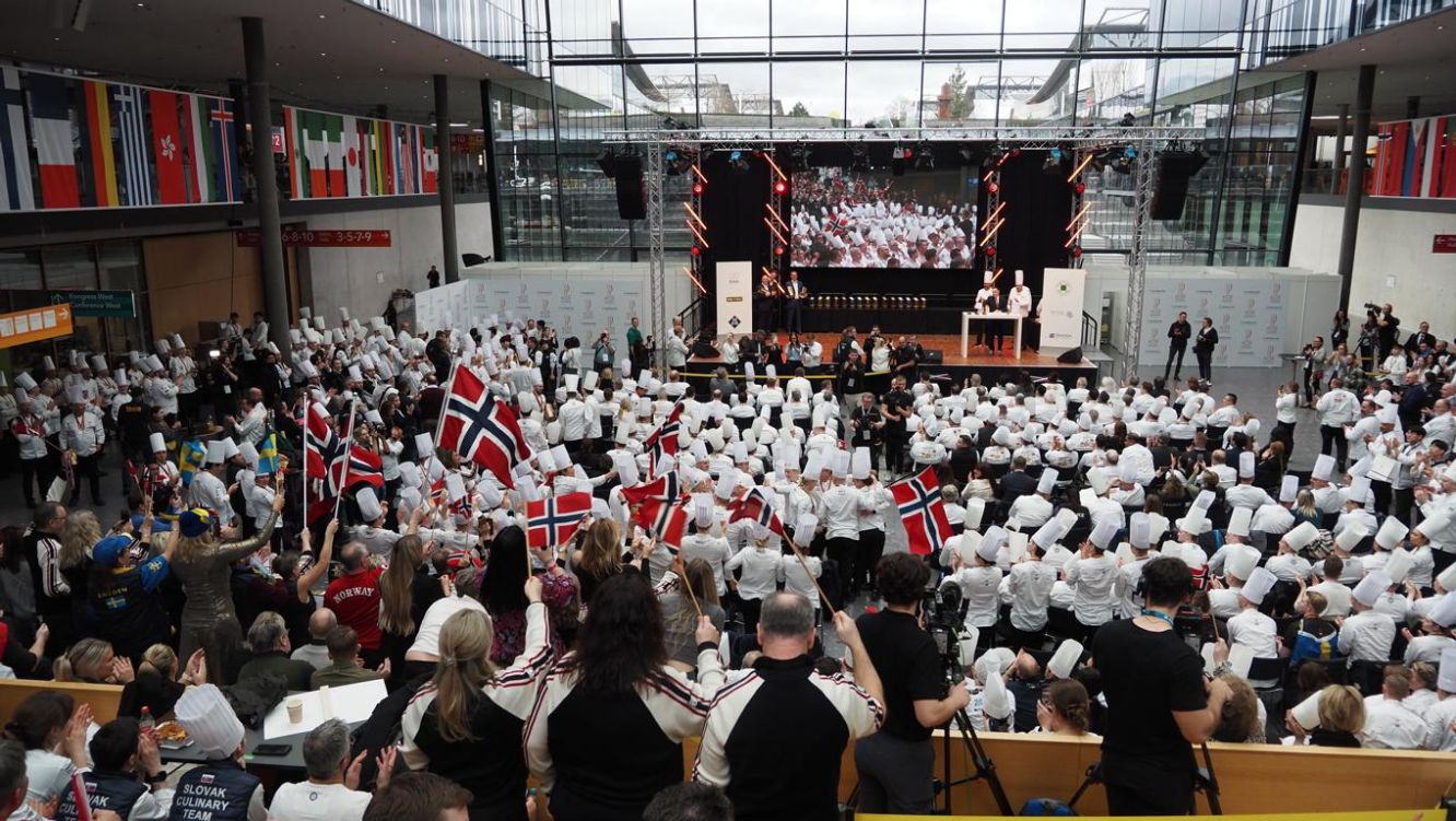 Norwegische Fans jubeln ihrer Jugendnationalmannschaft zu