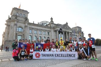Das Taiwan Excellence Marathonteam 2018 vor dem Reichstagsgebäude in Berlin Copy