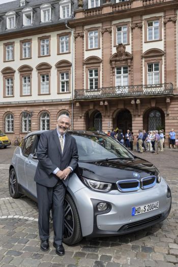Bürgermeister Wolfgang Erichson am 11. Mai 2016 mit dem neuen Elektro-Dienstwagen vor dem Heidelberger Rathaus. Das „E“ auf dem Nummernschild ist das Erkennungszeichen der E-Autos, denn in manchen Städten dürfen sie beispielsweise die Busspur nutzen.  