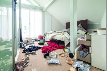 Wohnungseinbruch verwüstetes Zimmer