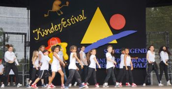 K800 Bühne Kinderfestival Tanzgruppe